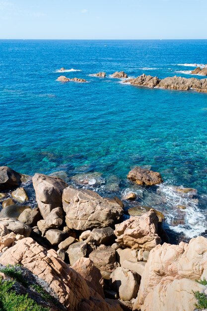 Rotsachtige kustlijn in Porto Torres Sardinië