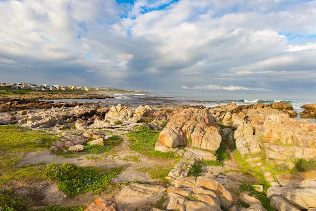 Rotsachtige kustlijn op de oceaan in de kelders, zuid-afrika