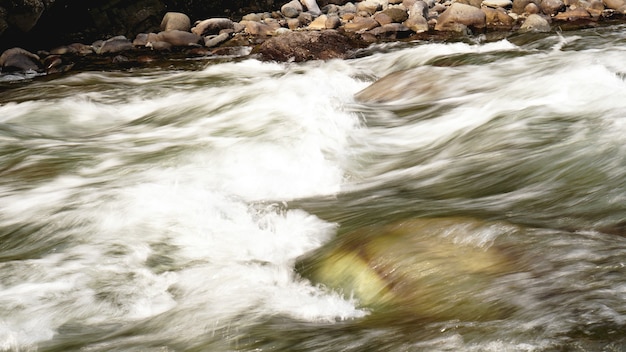 Foto rotsachtige stroom stromend water. stenen in het water. natuurlijke achtergrond