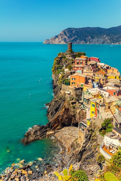 Rotsachtige zeekust ligurische zeezicht bij vernazza village cinqe terre italy