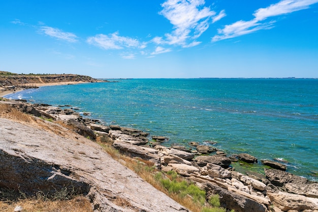 Rotsachtige zeekust met helder water