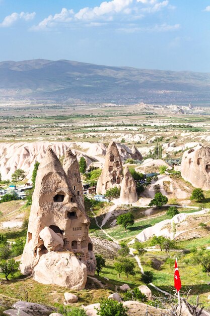 Foto rotsduivenhuizen in de stad uchisar in cappadocië