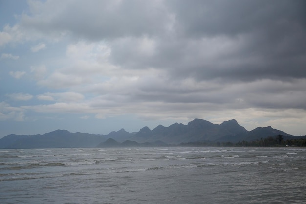 Rotsen aan de horizon de kust van Thailand Voor de storm