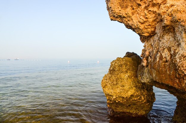 Rotsen aan de kust van de Rode Zee, Egypte Sharm El Sheikh