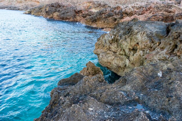 Rotsen aan de Middellandse Zee op het eiland Ibiza in Spanje, vakantie- en zomerscène