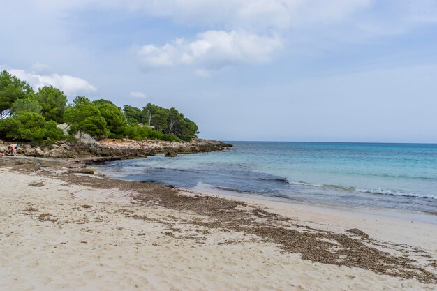 Rotsen aan de Middellandse Zee op het eiland Ibiza in Spanje, vakantie- en zomerscène