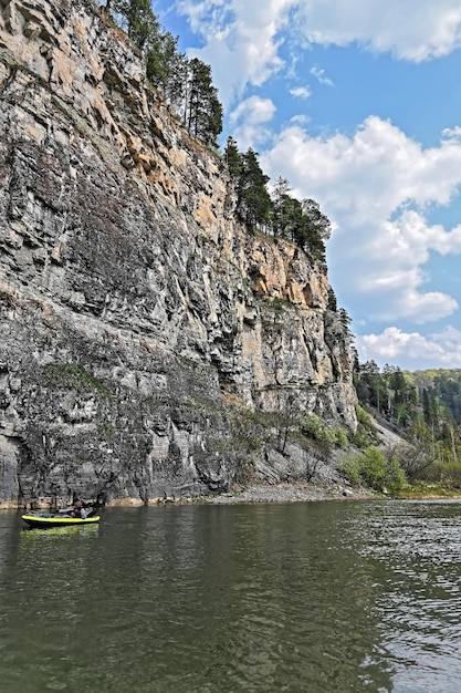 Rotsen aan de oevers van de rivier de Zilim