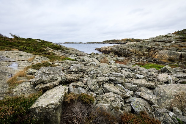 Rotsen aan zee in flekkeroya, kristiansand in noorwegen