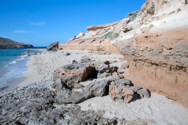 Rotsen bij Comte Beaches, Ibiza, Spanje