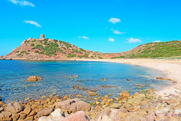 Rotsen bij de kust van Porticciolo op Sardinië