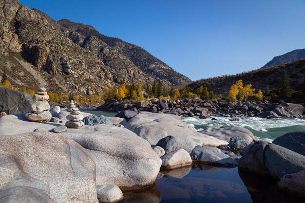 Foto rotsen bij de rivier tegen de lucht