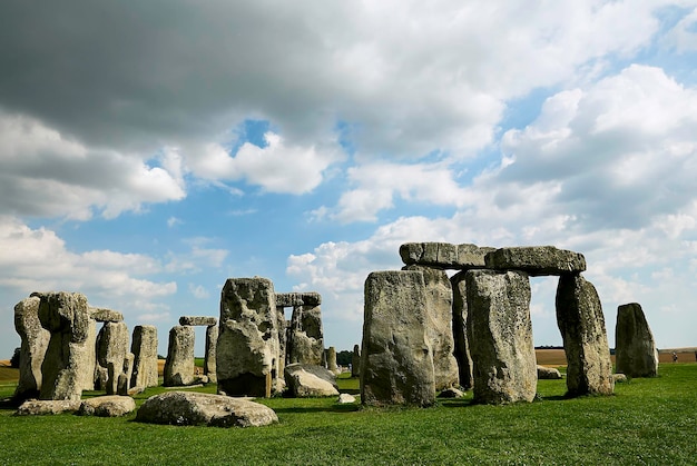 Rotsen bij Stonehenge tegen bewolkte lucht