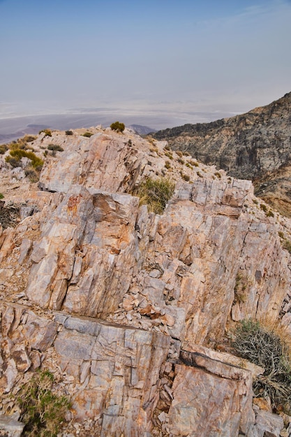 Foto rotsen bovenop grote berg in woestijn