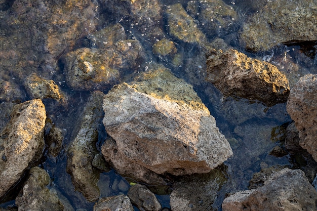 Rotsen en schone waterachtergrond