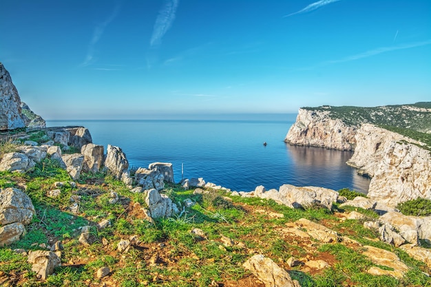 Rotsen en zee in Capo Caccia Sardinië