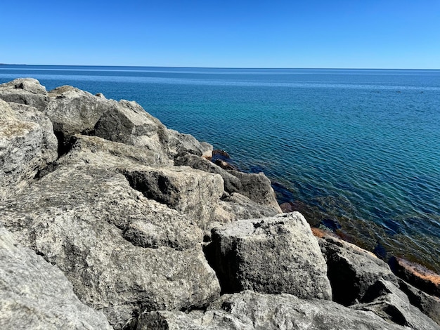 Foto rotsen en zee zeelandschap met rotsen blauw zeewater roten onder water