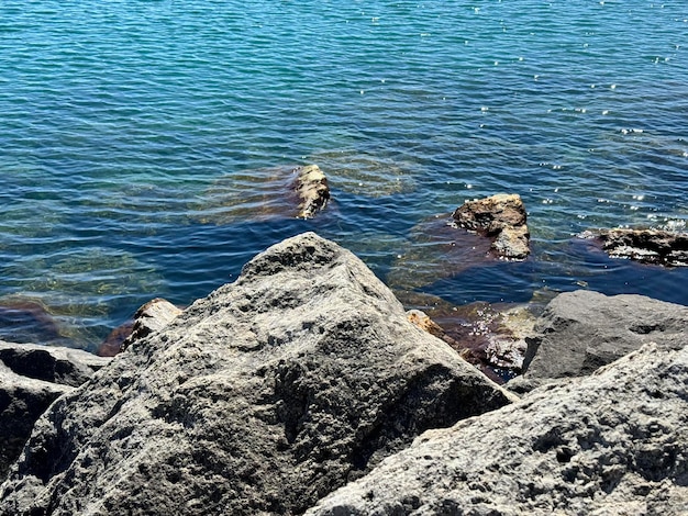 Foto rotsen en zee zeelandschap met rotsen blauw zeewater roten onder water