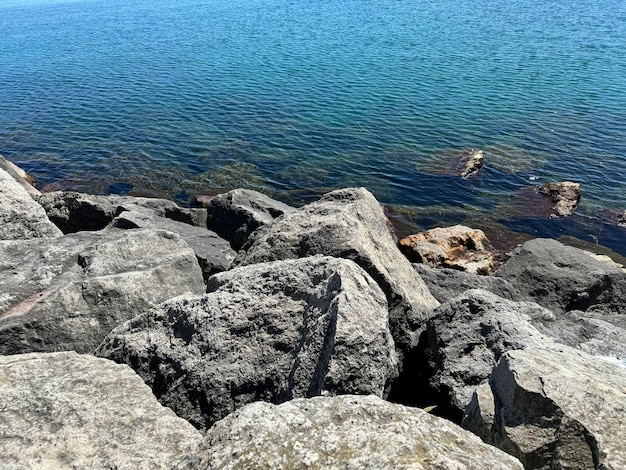 Foto rotsen en zee zeelandschap met rotsen blauw zeewater roten onder water