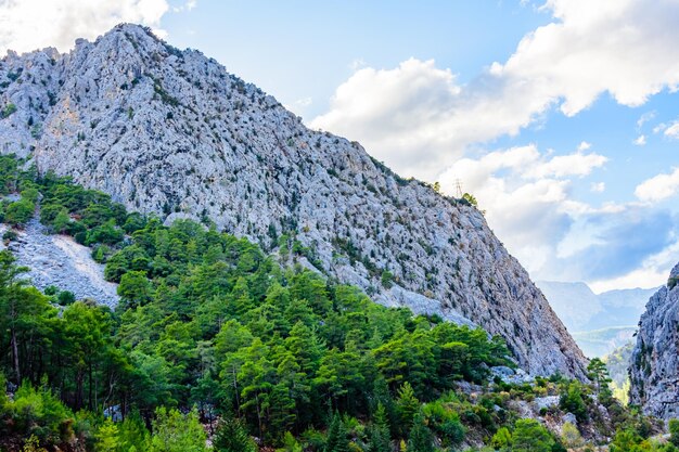 Rotsen in canyon niet ver van de stad Kemer. provincie Antalya, Turkije