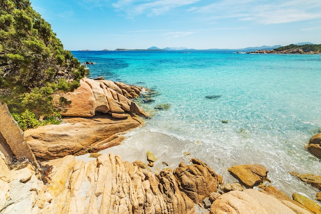 Rotsen in Capriccioli-strand in Costa Smeralda Italië