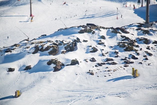 Foto rotsen in de sneeuw