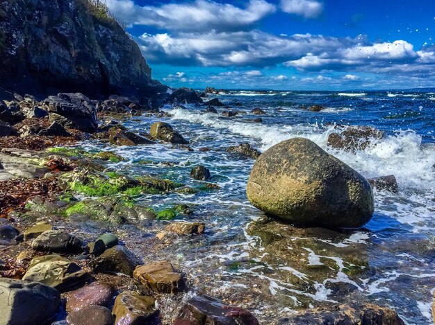 Foto rotsen in de zee tegen de lucht