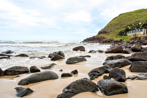 Rotsen in het zand en de Zuid-Amerikaanse zee Torres strand Rio Grande do Sul Brazilië