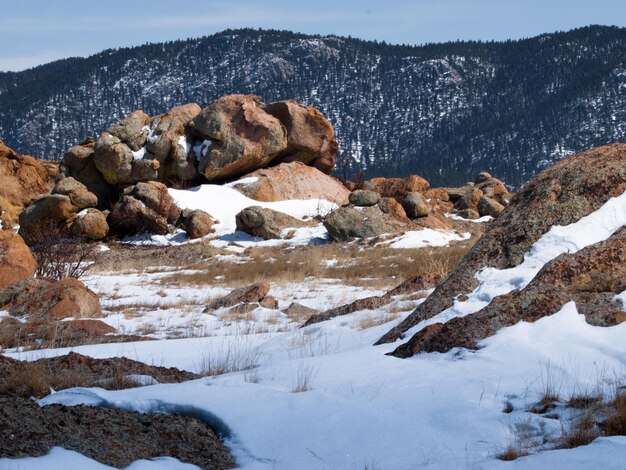 Rotsen in winterlandschap.