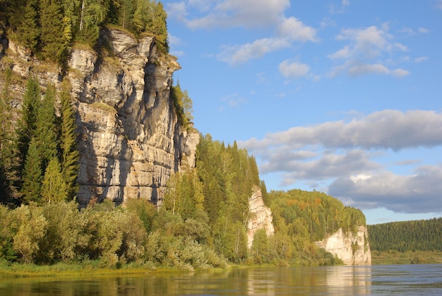 Rotsen op de rivier Berg rivier klif