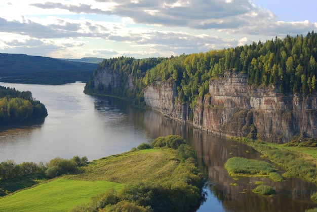 Rotsen op de rivier Berg rivier klif