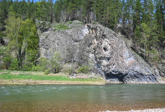 Rotsen op de taiga-rivier