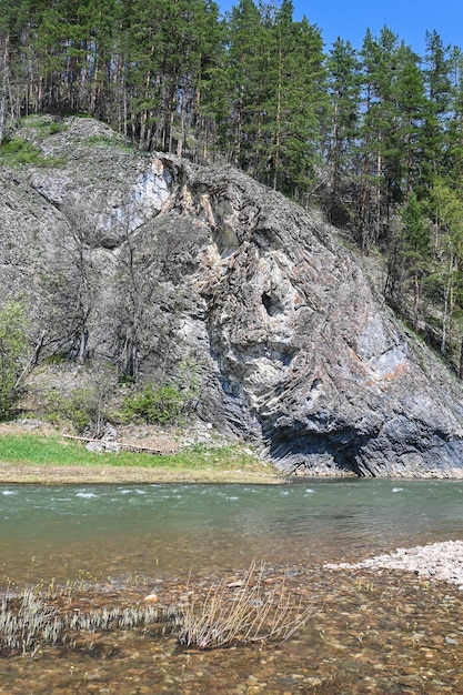 Rotsen op de taiga-rivier