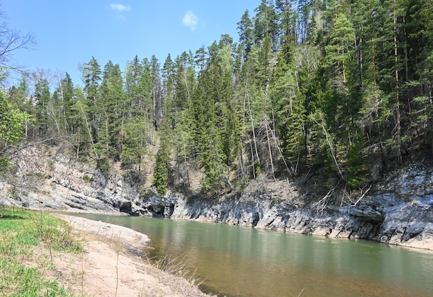 Rotsen op de taiga-rivier