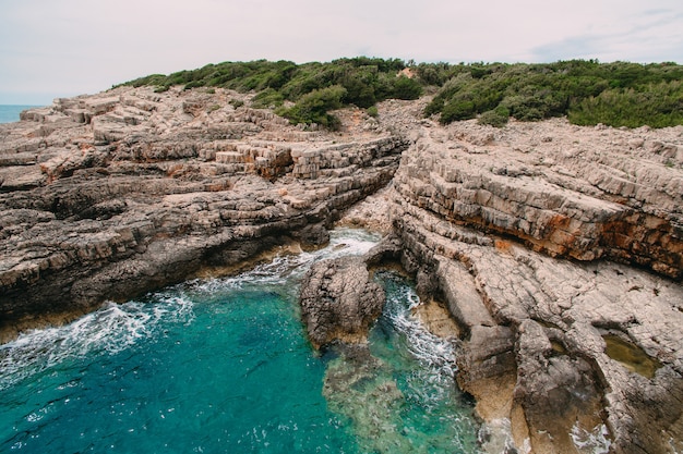 Rotsen op de zee in montenegro rotsachtige kust wild strand