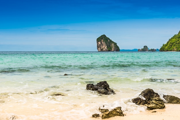 Rotsen op het strand in de tropische zee bij Talay Waek Krabi