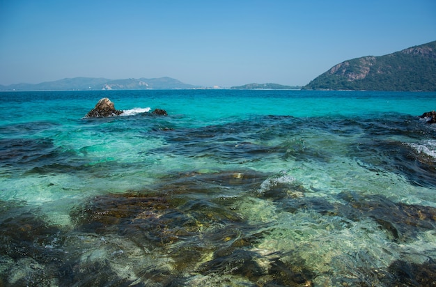 Rotsen op het strand met duidelijk zeewater in Koh Kham Amphoe Sattahip Chon Buri Province Tha