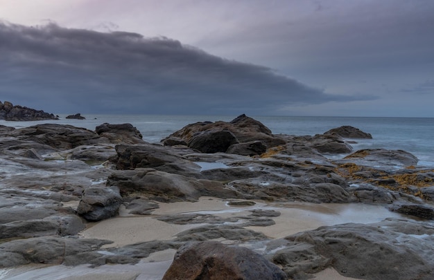 Rotsen op het strand tegen de lucht