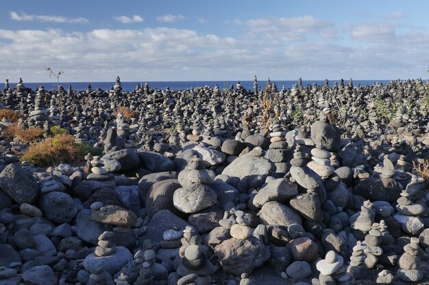 Rotsen op het strand tegen de lucht