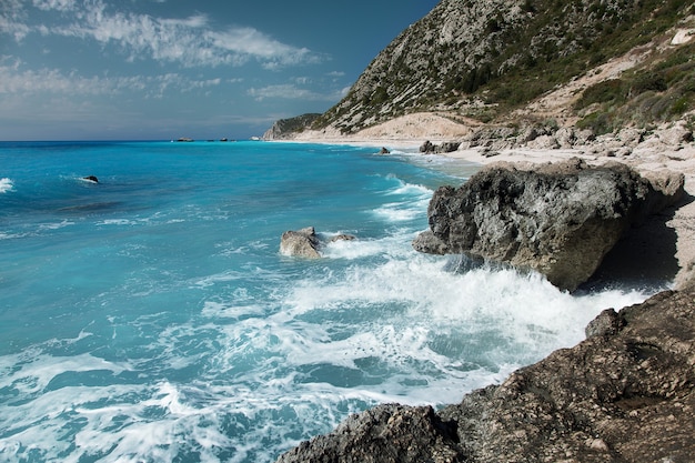 Rotsen op het strand van Avali, Lefkada-eiland, Griekenland. Prachtige turquoise zee op het eiland Lefkas in Griekenland