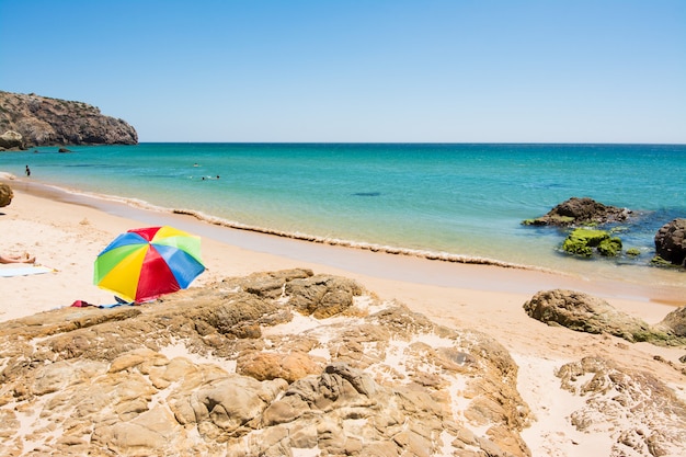 Rotsen op zandig Praia do Amado-strand, Portugal