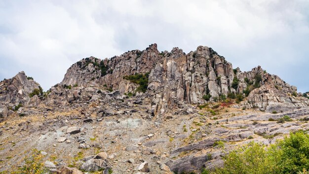 Rotsen van de Demerdzhi-berg in natuurpark