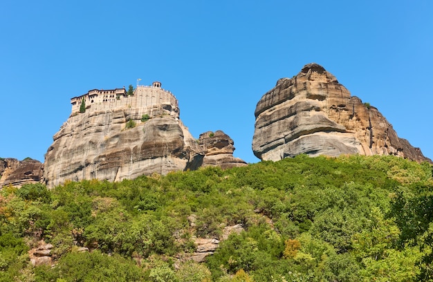 Rotsen van Meteora met klooster van Varlaam, Griekenland. Grieks landschap