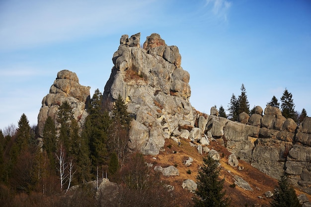 Foto rotsen van tustan in oekraïne in de karpaten