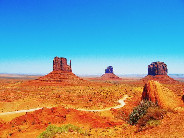 Rotsformatie in monument valley tegen een heldere blauwe lucht