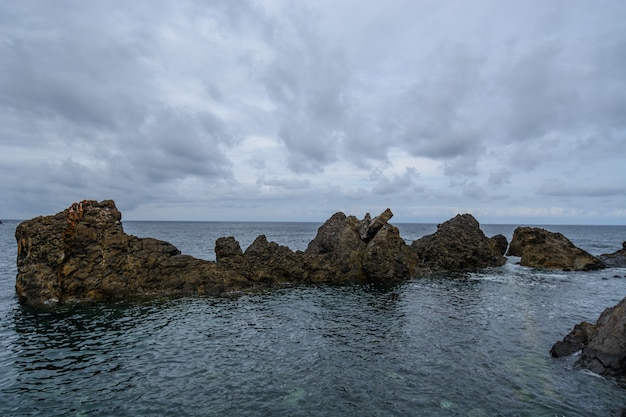 Foto rotsformaties boven de atlantische oceaan