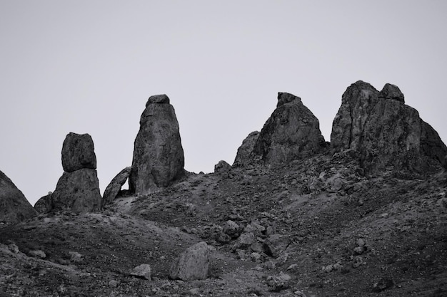 Foto rotsformaties in het landschap tegen een heldere lucht