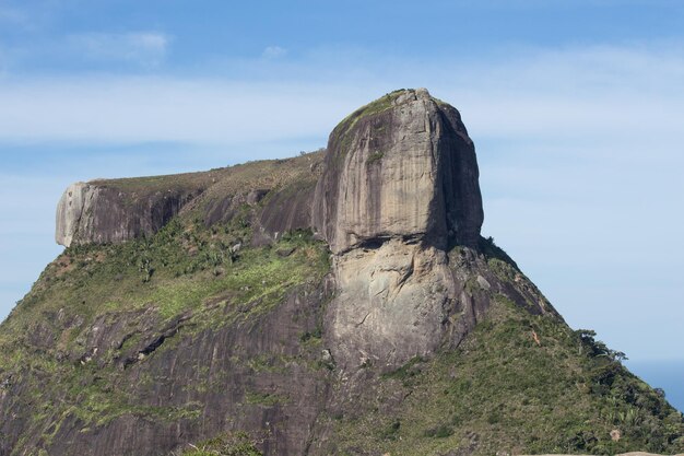 Foto rotsformaties op de berg tegen de lucht