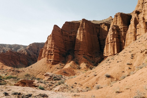 Rotsformaties op heldere dag in konorchek canyons kyrgyzstan