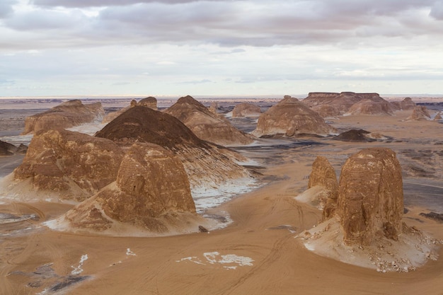 Rotsformaties van de El Aqabat-vallei in de Witte Woestijn, Egypte