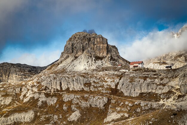 Rotsgebergte en wandelroutes in het park Tre Cime di Lavaredo in Italië